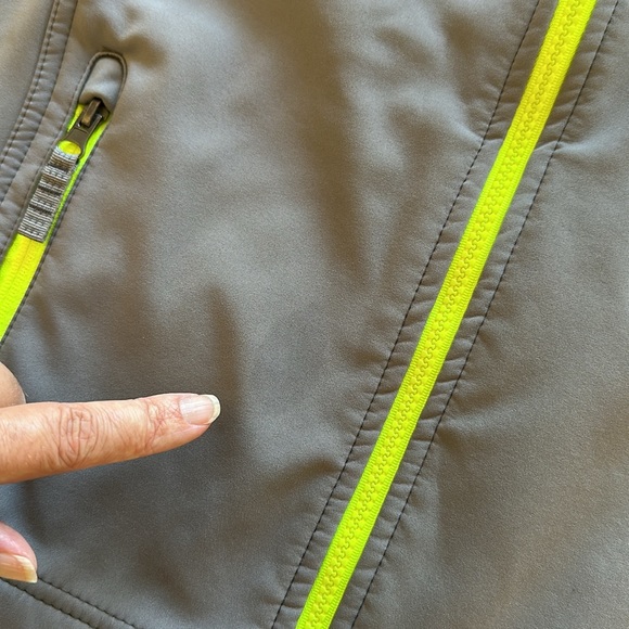 C9 champion - Grey “VentureDry” hooded jacket with neon zipper - size 12-14 L - Picture 11 of 13